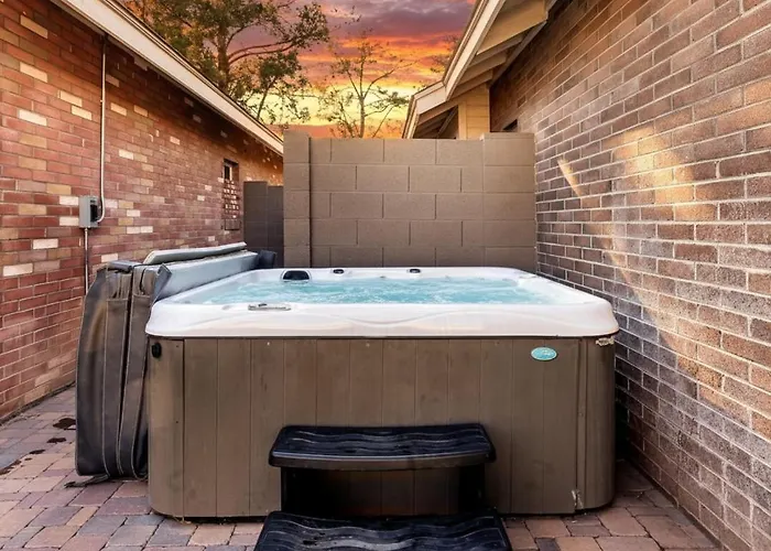 Cozy Escape With Hot Tub, Bbq & Fire Pit
