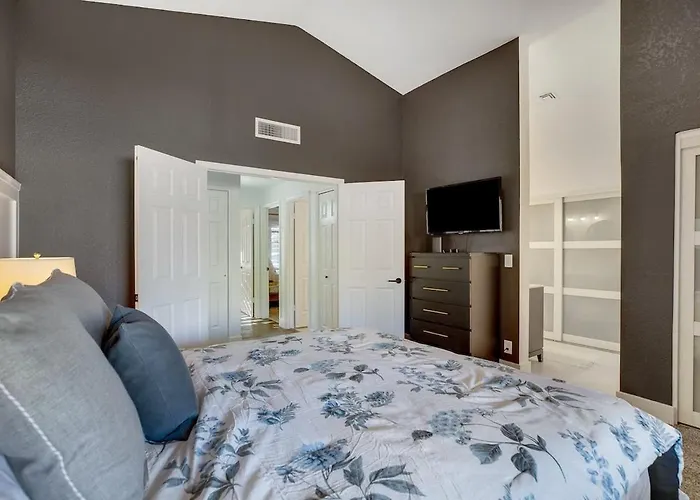 Cozy Escape With Hot Tub, Bbq & Fire Pit Holiday home